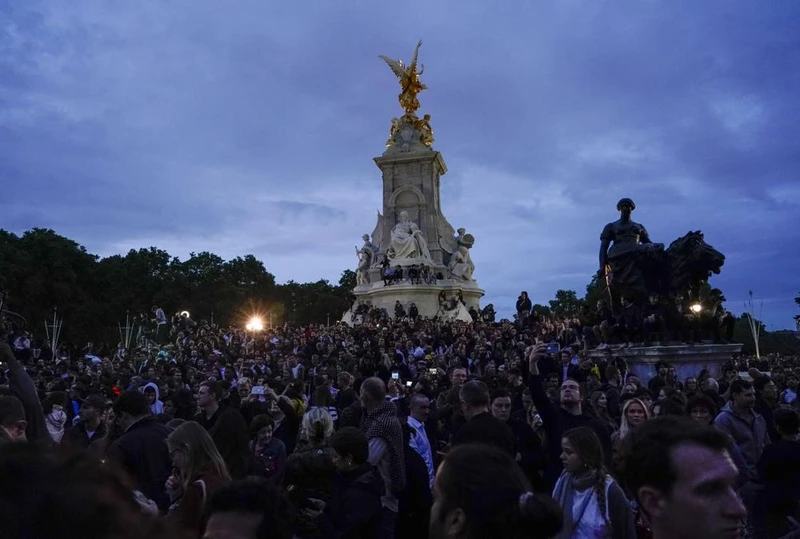 Khung cảnh bên ngoài Cung điện Buckingham sau khi Nữ hoàng băng hà. (Ảnh: Reuters)