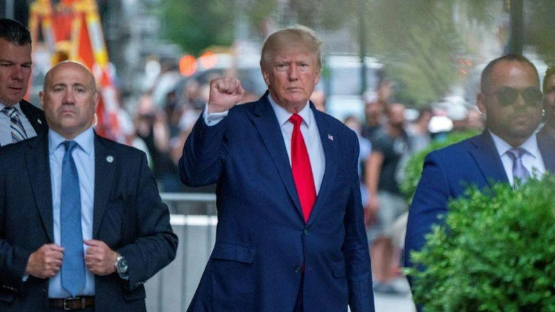 Ông Donald Trump rời khỏi Tháp Trump sau hai ngày FBI lục soát dinh thự Mar-a-Lago, ngày 10/8/2022. (Ảnh: Reuters)