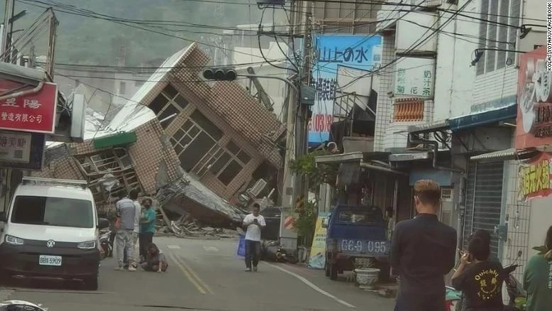 Tòa nhà bị sập sau trận động đất. (Ảnh: CNN)