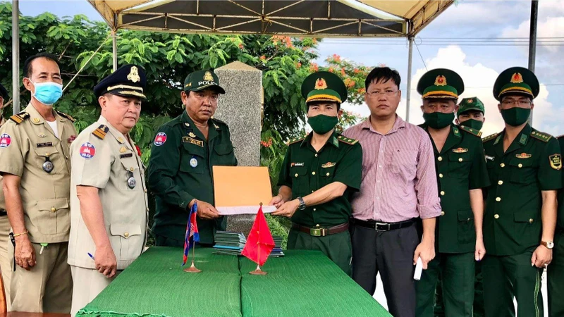 Lượng chức năng Campuchia và Đồn Biên phòng Cửa khẩu quốc tế Hà Tiên ký biên bản bàn giao tiếp nhận 226 công dân Việt Nam về nước.