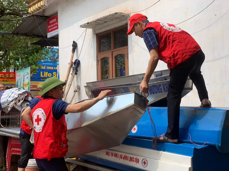 Hội Chữ thập đỏ tỉnh Hà Tĩnh kiểm tra thuyền máy, chủ động ứng phó với diễn biến phức tạp của bão Noru.