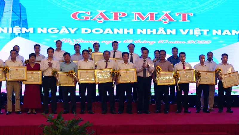 Chủ tịch UBND tỉnh Hà Giang tặng Bằng khen cho các doanh nghiệp, doanh nhân tiêu biểu.