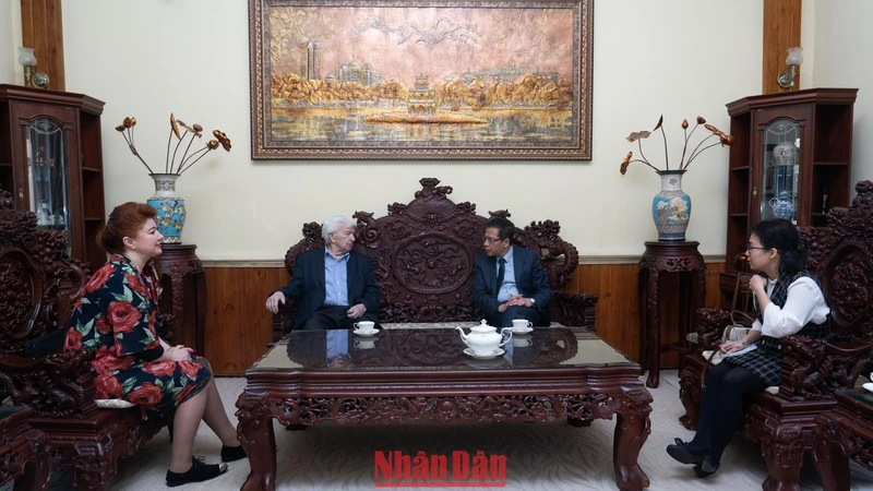 Đại sứ Đặng Minh Khôi và Tiến sĩ Evgeny Kobelev. (Ảnh: Thanh Thể)