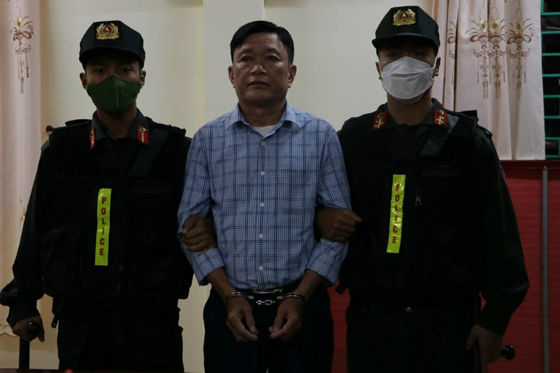 Cơ quan điều tra tống đạt quyết định khởi tố, bắt tạm giam bị can Lối tại trụ sở làm việc.