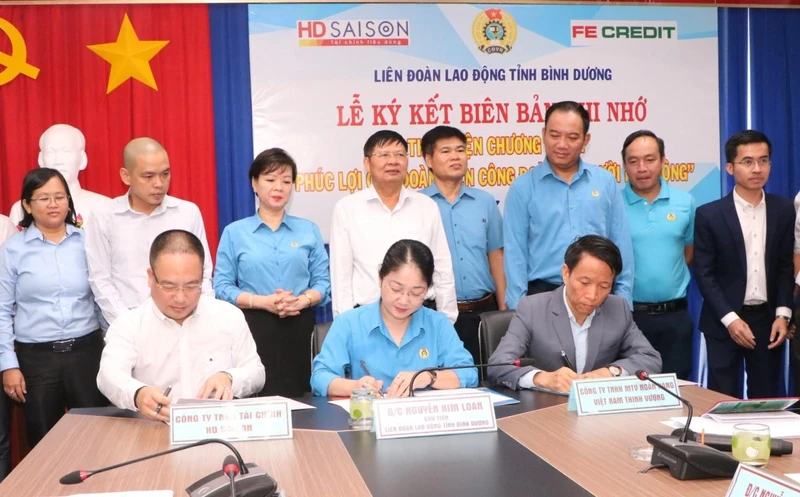 Ký kết biên bản ghi nhớ thực hiện chương trình "Phúc lợi cho đoàn viên Công đoàn và người lao động" tại Bình Dương.