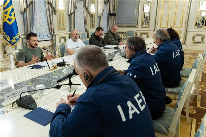Tổng thống Ukraine Volodymyr Zelensky (thứ nhất, trái) trong cuộc gặp phái bộ IAEA do Tổng Giám đốc Rafael Grossi (thứ hai, trái) dẫn đầu trong cuộc gặp ở Kiev, ngày 6/10/2022. (Ảnh: AFP/TTXVN)