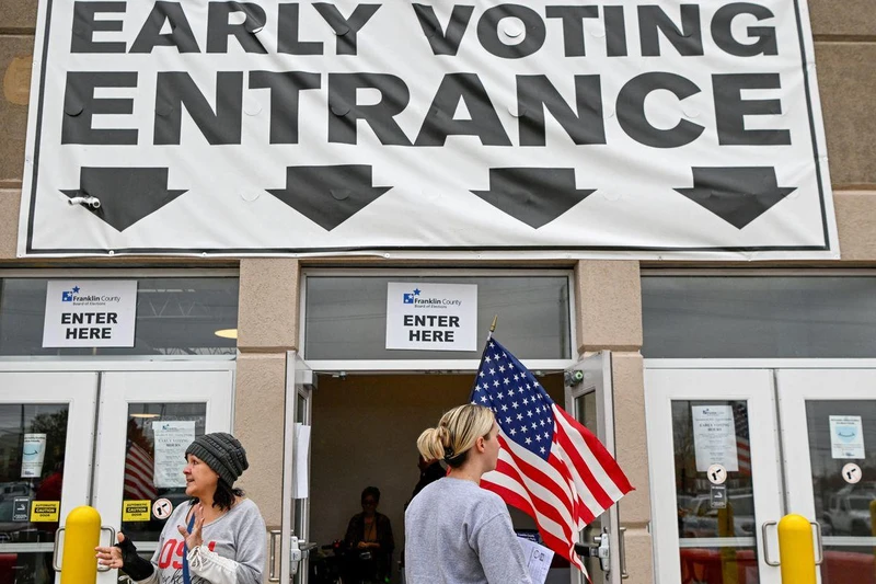 Cử tri bỏ phiếu tại thành phố Columbus, bang Ohio, Mỹ, ngày 1/11. (Ảnh: Reuters)