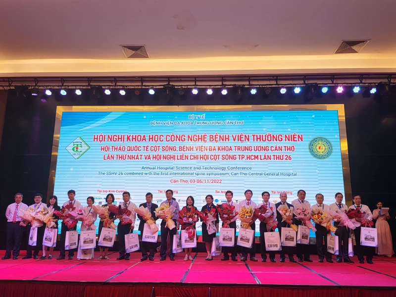 Ban Tổ chức tặng hoa cho các địa biểu tham gia Hội nghị và Hội thảo.