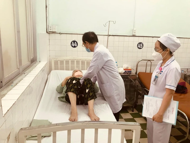 Bà N.T.B xuất viện chỉ sau 3 ngày thực hiện ca đại phẫu ung thư dạ dày (Ảnh: Bệnh viện cung cấp).