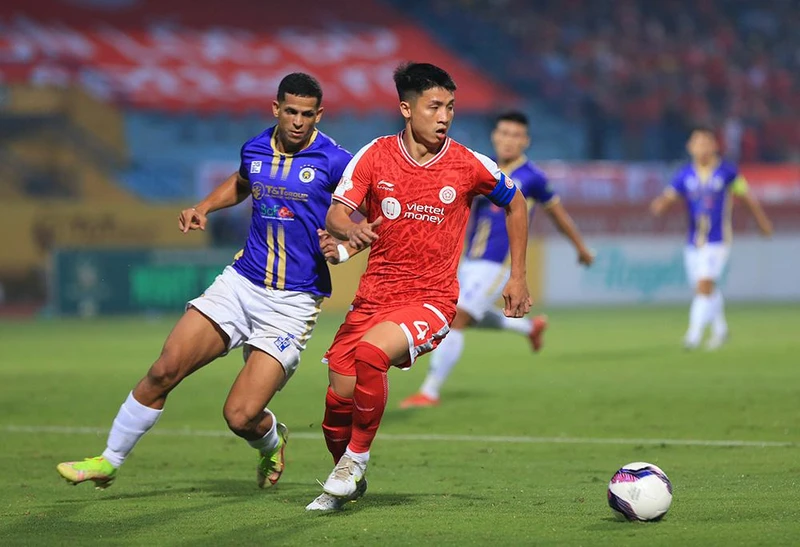 Pha tranh bóng giữa cầu thủ Hà Nội FC (áo tím) và Viettel (Ảnh: VPF).