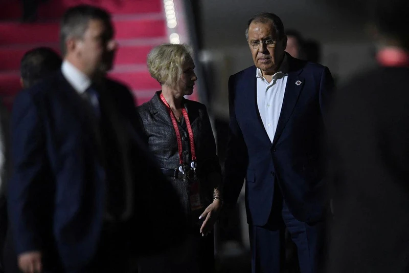 Ngoại trưởng Nga Sergey Lavrov tới sân bay quốc tế Ngurah Rai tại Bali, Indonesia, ngày 13/11/2022. (Ảnh: Reuters)
