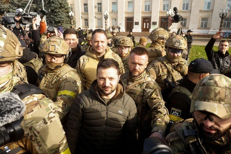 Tổng thống Ukraine Volodymyr Zelenskiy xuất hiện tại Kherson, Ukraine, ngày 14/11/2022. (Ảnh: Reuters)