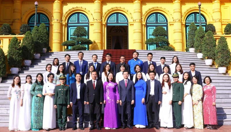Phó Chủ tịch nước Võ Thị Ánh Xuân gặp mặt các đại biểu các tài năng trẻ khoa học công nghệ.