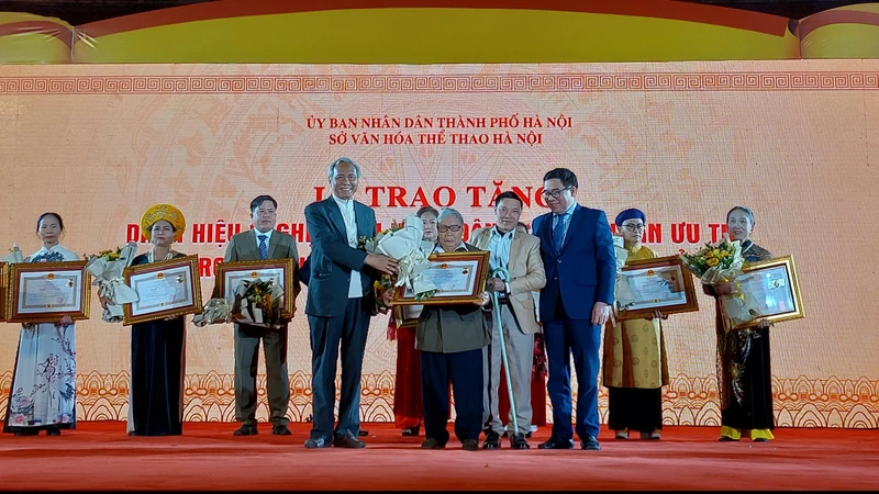 Hà Nội tôn vinh các Nghệ nhân Nhân dân, Nghệ nhân Ưu tú đã có công gìn giữ, phát huy giá trị di sản văn hóa phi vật thể.