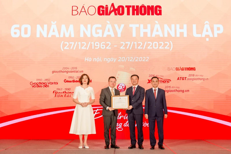 Bộ trưởng Giao thông vận tải Nguyễn Văn Thắng, Tổng Biên tập Báo Nhân Dân Lê Quốc Minh đã trao Bằng khen của Bộ Thông tin và Truyền thông, Bộ Giao thông vận tải và Hội Nhà báo Việt Nam cho tập thể người làm báo Báo Giao thông.