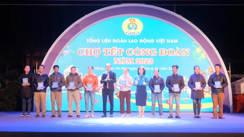 Trao tặng các suất quà tết cho đoàn viên, công nhân.