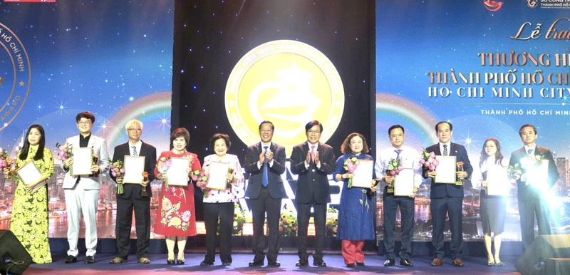 Lãnh đạo Thành phố trao giải thưởng cho các doanh nghiệp đoạt Giải Thương hiệu Vàng năm 2022.