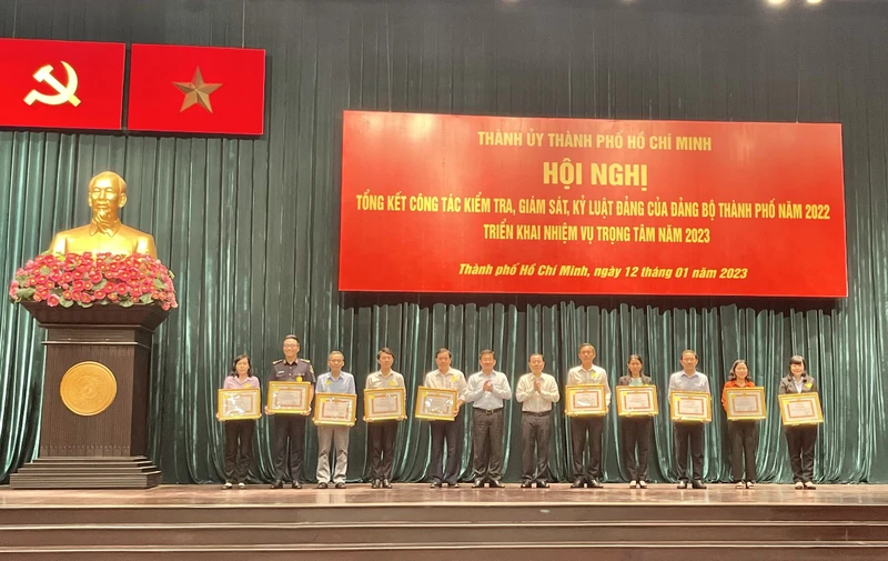 Khen thưởng các đơn vị thực hiện tốt công tác kiểm tra, giám sát năm 2022.