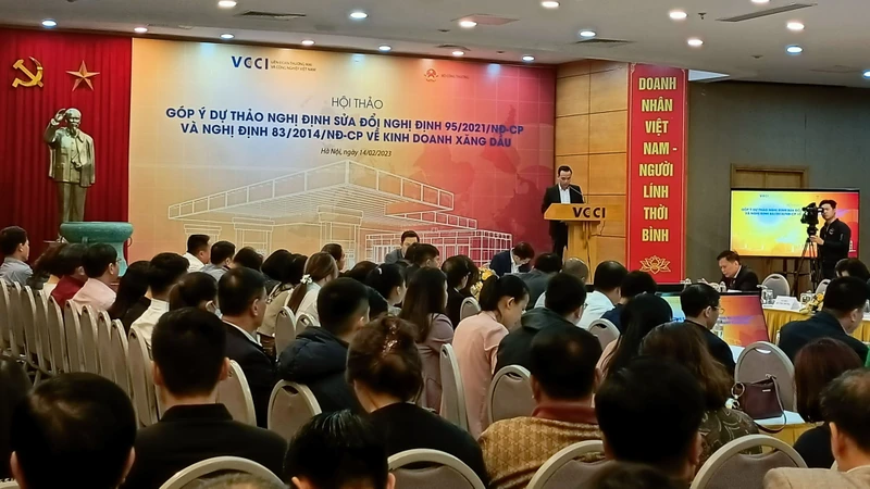 Đại diện Bộ Công thương tóm tắt dự thảo Nghị định sửa đổi.