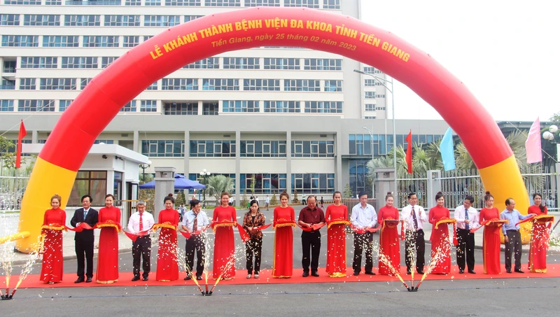 Cắt băng khánh thành Bệnh viện đa khoa tỉnh Tiền Giang.
