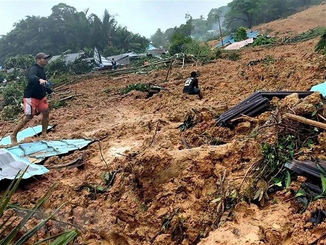 Hiện trường vụ lở đất ở làng Pangkalan, huyện Natuna, tỉnh Riau (Indonesia) ngày 9/3/2023. (Ảnh: THX/TTXVN)