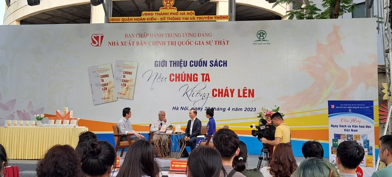 Quang cảnh buổi giới thiệu sách.