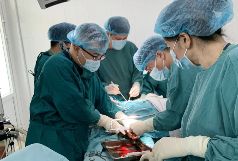 Các y, bác sĩ cấp cứu cho bệnh nhân L.Q.D.