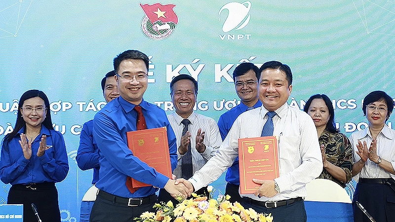 Đại diện Trung ương Đoàn và Tập đoàn VNPT trao biên bản ký kết tại buổi lễ.