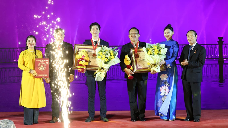 Lãnh đạo Van Phuc Group đón nhận bảng xác lập kỷ lục.