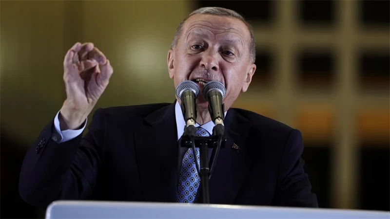 Ông Erdogan phát biểu trước những người ủng hộ bên ngoài Phủ Tổng thống ở thủ đô Ankara, ngày 29/5/2023. (Ảnh: Reuters)