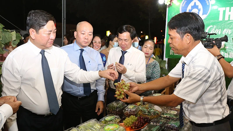 Người dân và du khách tham quan, thưởng lãm các sản phẩm trưng bày, quảng bá tại Hội chợ.