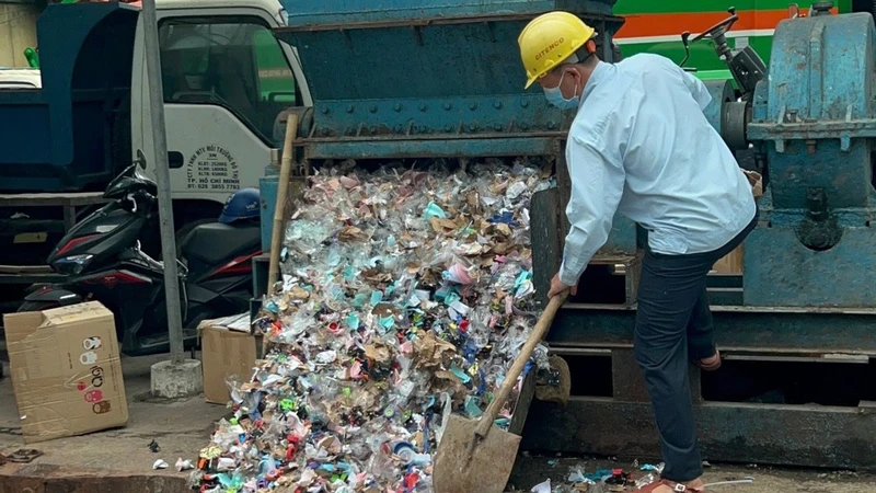 Lực lượng chức năng kiểm tra, giám sát hàng hóa bị tiêu hủy. (Ảnh: Cục Quản lý thị trường Thành phố Hồ Chí Minh)