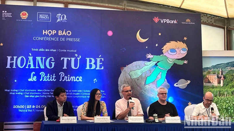Đại sứ Pháp tại Việt Nam Nicholas Warnery chia sẻ các thông tin về chương trình biểu diễn “Hoàng tử bé”.