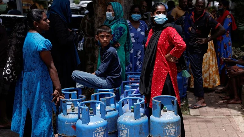 Người dân xếp hàng để mua gas tại Colombo, Sri Lanka, ngày 23/5/2022. (Ảnh: Reuters)