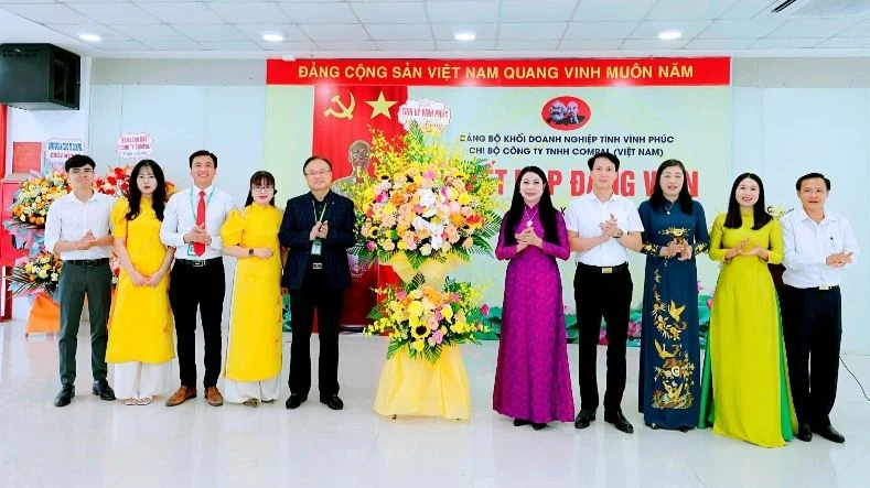 Bí thư Tỉnh ủy Hoàng Thị Thúy Lan chúc mừng Chi bộ Công ty TNHH Compal Việt Nam.