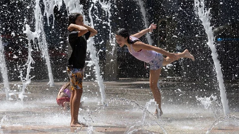 Các bé gái "giải nhiệt" trong thời tiết nắng nóng tại bang Texas, Mỹ, ngày 18/7/2023. (Ảnh: Reuters)