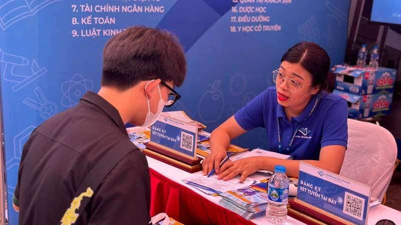 Trường đại học Hòa Bình tư vấn thí sinh đăng ký xét tuyển.