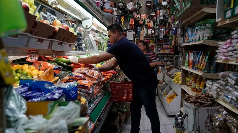Mua sắm tại siêu thị El Progreso ở Washington, D.C., Mỹ. (Ảnh: Reuters)