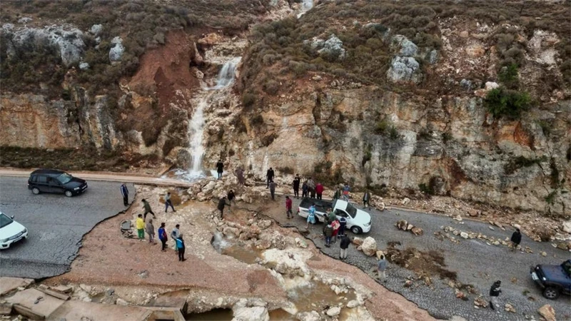 Tuyến đường tại thành phố Shahhat, Libya, bị gián đoạn do mưa lũ. (Ảnh: Reuters)