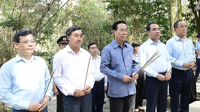Chủ tịch nước Võ Văn Thưởng dâng hương tại Lán Nà Nưa. (Ảnh: Báo Tuyên Quang) 