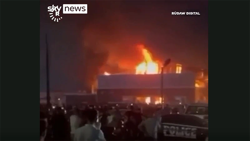 Đám cháy bùng lên dữ dội. (Nguồn: Sky News)
