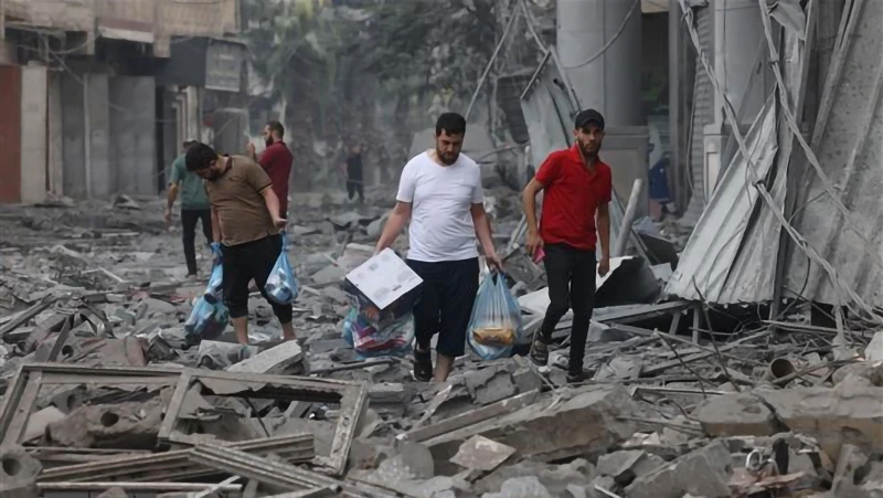 Người dân Palestine di chuyển qua đống đổ nát sau các cuộc không kích của Israel xuống Dải Gaza ngày 10/10/2023. (Ảnh: AFP/TTXVN)