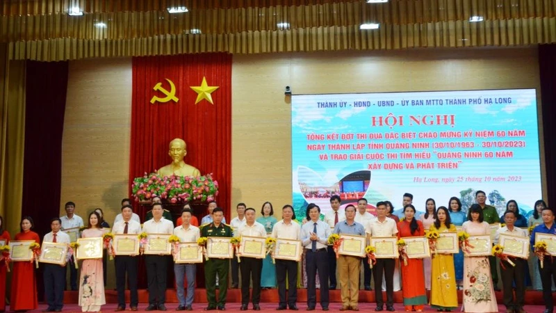Đồng chí Vũ Quyết Tiến, Ủy viên Ban Thường vụ Tỉnh ủy, Bí thư Thành ủy Hạ Long trao Giấy khen cho các tập thể có thành tích tiêu biểu trong phong trào thi đua đặc biệt chào mừng kỷ niệm 60 năm thành lập tỉnh.