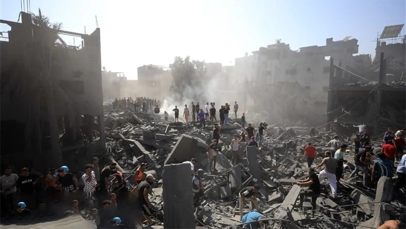 Người dân tìm kiếm người sống sót dưới đống đổ nát tại Dải Gaza sau các cuộc không kích của Israel ngày 26/10/2023. (Ảnh: THX/TTXVN)