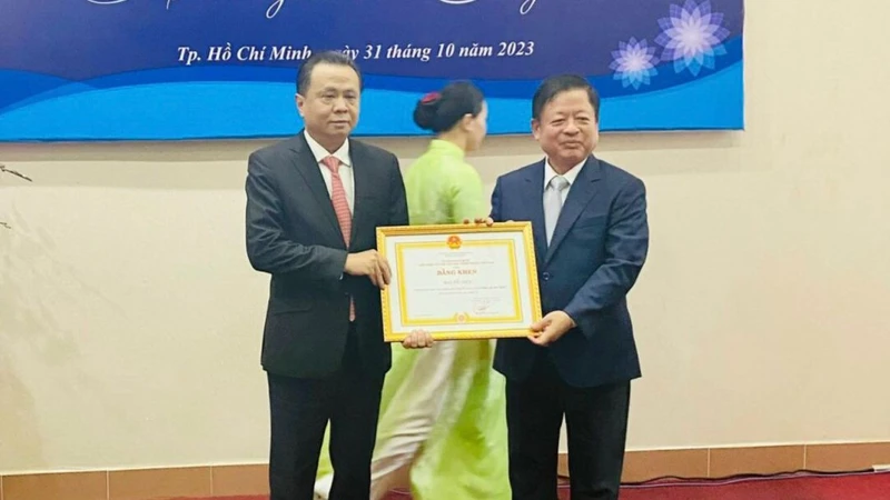 Nhạc sĩ Đỗ Hồng Quân, Chủ tịch Ủy ban toàn quốc Liên hiệp các Hội Văn học nghệ thuật Việt Nam trao tặng bằng khen đến đại diện Ban Tổ chức Chương trình.
