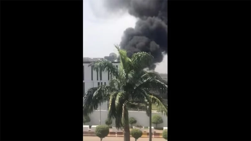Ảnh chụp màn hình video ghi lại cảnh khói đen bốc lên từ Đại sứ quán Canada ở Nigeria, ngày 6/11/2023. Nguồn: CBC
