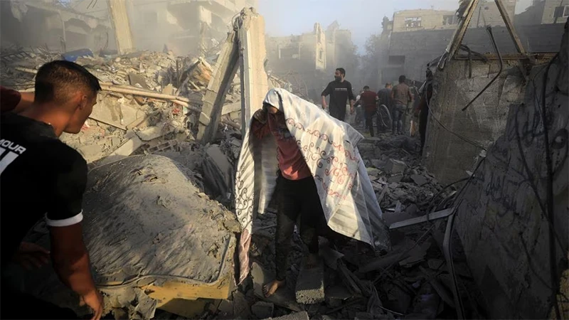 Người Palestine sơ tán khỏi nơi ở trong trại tị nạn Maghazi tại Dải Gaza sau khi bị Israel tấn công, ngày 6/11/2023. Ảnh: Reuters