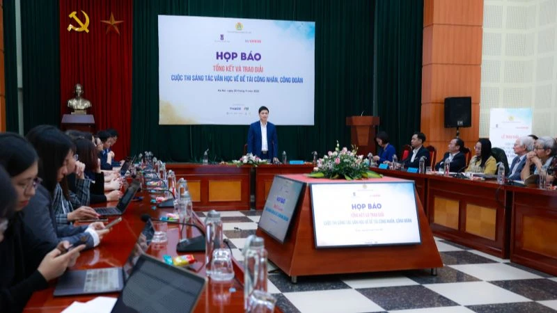 Toàn cảnh họp báo.