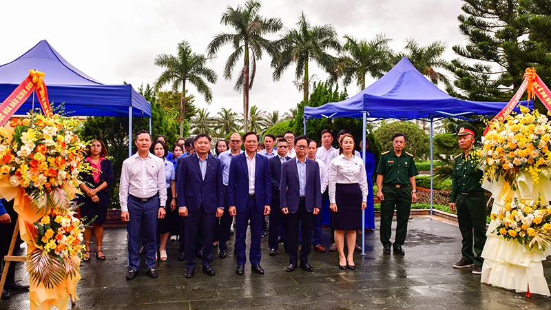 Buổi lễ kỷ niệm 101 năm ngày sinh cố Thủ tướng Võ Văn Kiệt được tổ chức tại Tượng đài cố Thủ tướng trong khuôn viên Nhà máy lọc dầu Dung Quất.