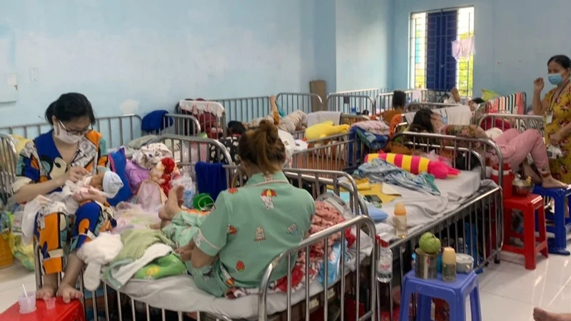 Thời điểm giao mùa, sự chênh lệch lớn về nhiệt độ giữa ngày và đêm khiến số trẻ viêm đường hô hấp tăng cao. 